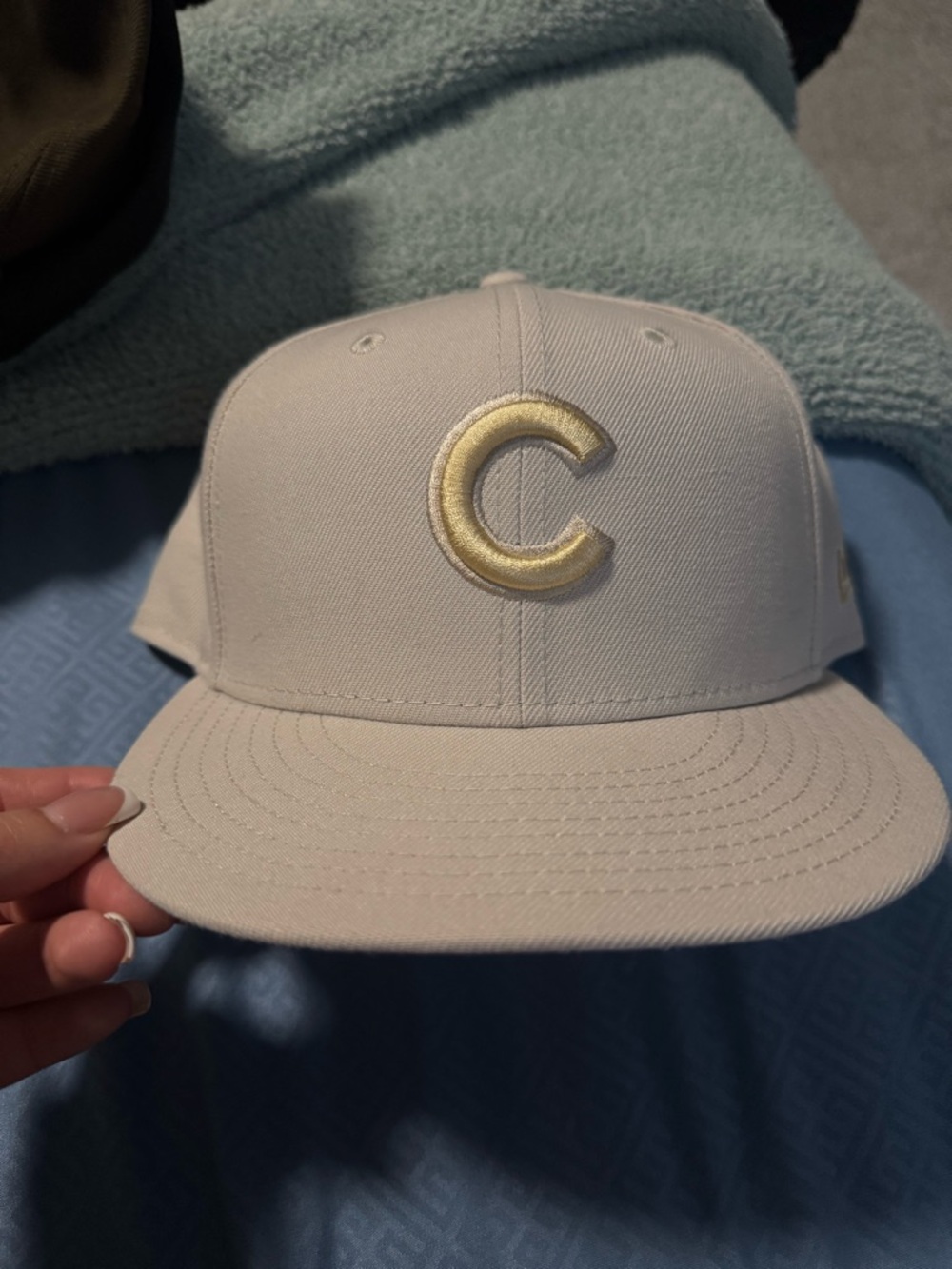 New Era 59FIFTY Fitted Cap in Cream with Gold Accent CUBS